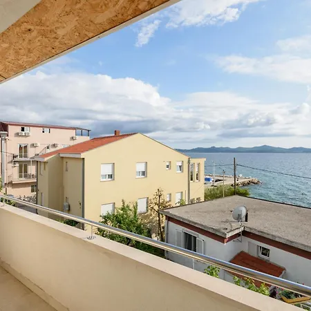 Apartment Spacious Near The Sea